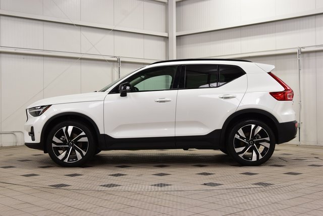 Used 2025 Volvo XC40 B5 Plus image 4