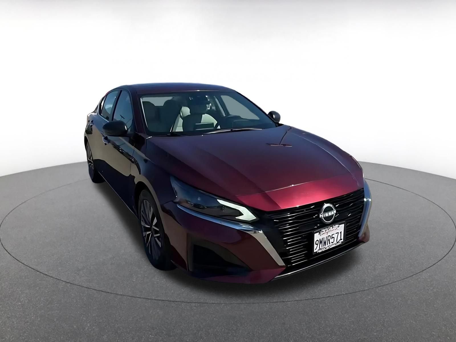 Used 2025 Nissan Altima 2.5 SV image 3