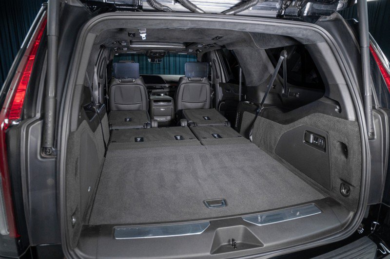 Used 2023 Cadillac Escalade ESV V w/ Heavy-Duty Trailer Package AWD/4WD image 9