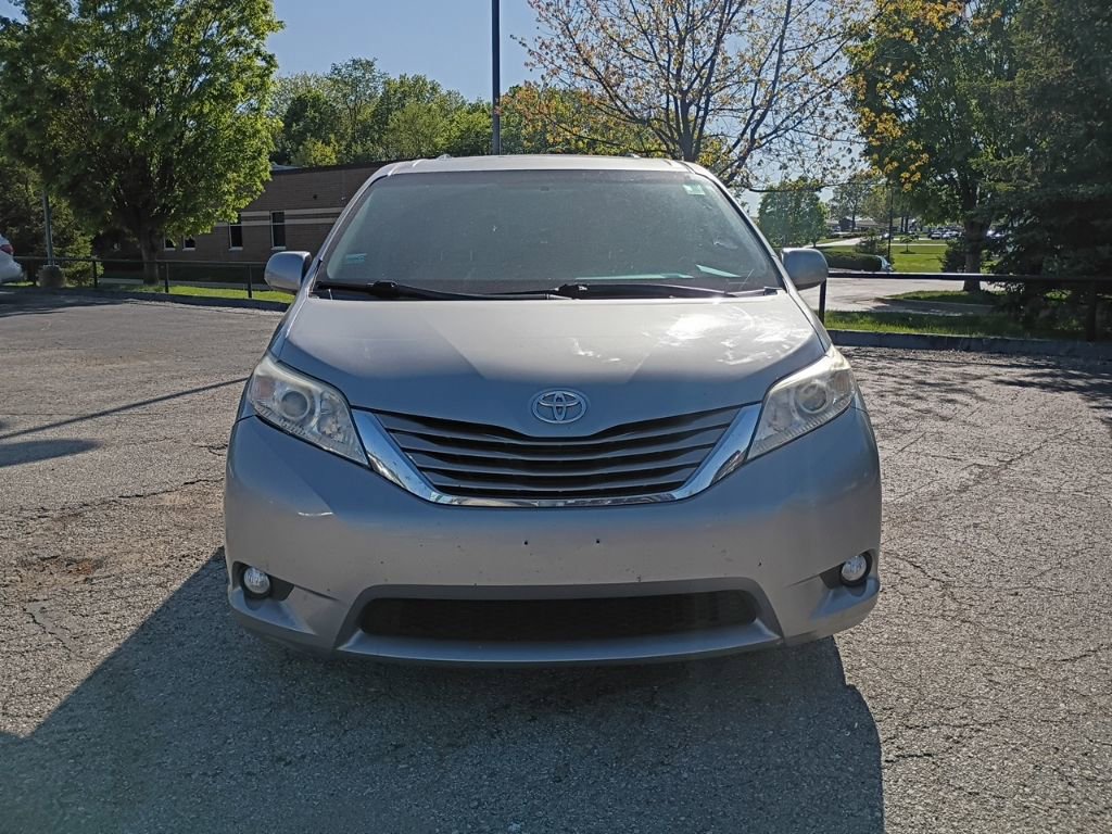 Used 2017 Toyota Sienna XLE w/ XLE Navigation Package FWD image 3