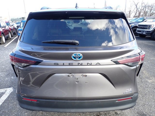 Used 2024 Toyota Sienna XLE image 7