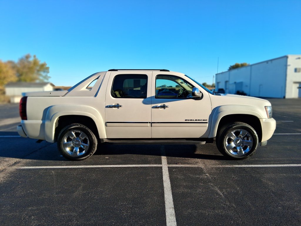 Used 2012 Chevrolet Avalanche LTZ AWD/4WD image 9