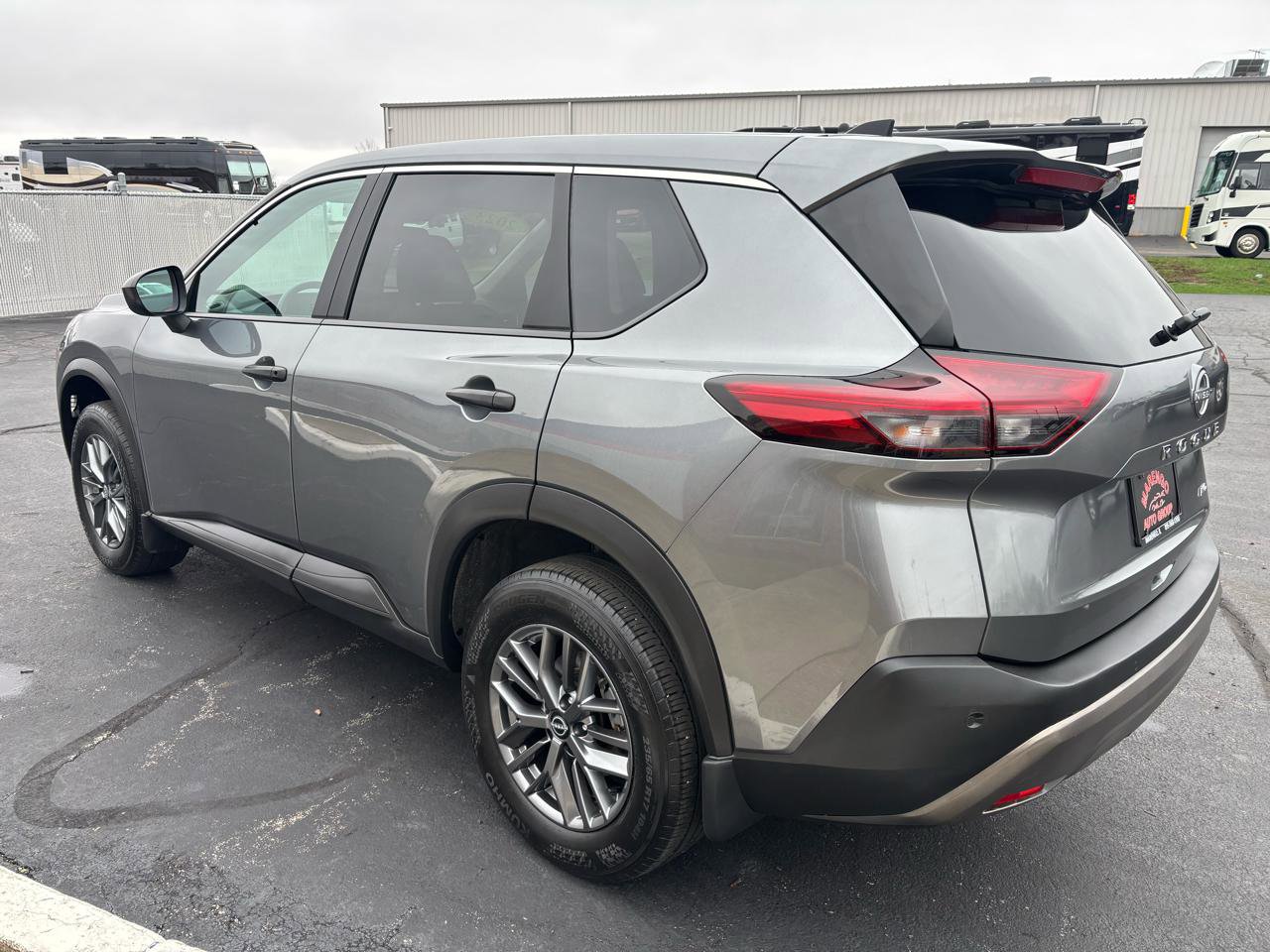 Used 2023 Nissan Rogue S AWD/4WD image 5