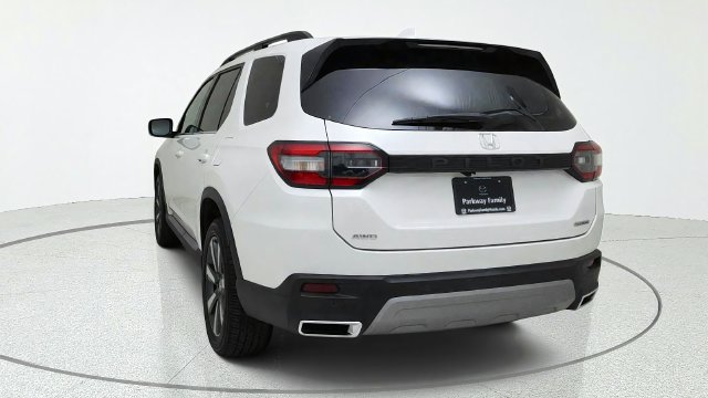Used 2025 Honda Pilot Touring image 4