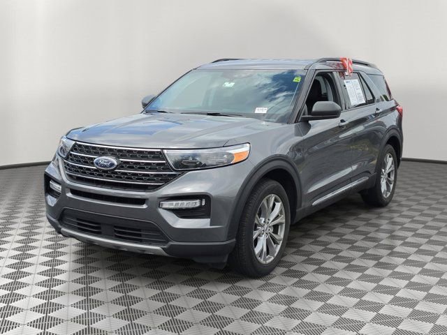 Certified 2022 Ford Explorer XLT w/ Equipment Group 202A image 3