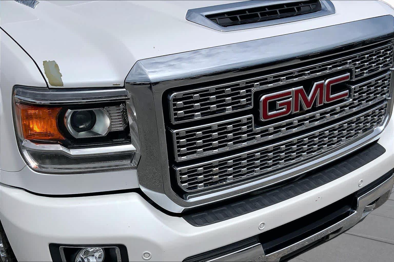 Used 2019 GMC Sierra 2500 Denali w/ Duramax Plus Package AWD/4WD image 30