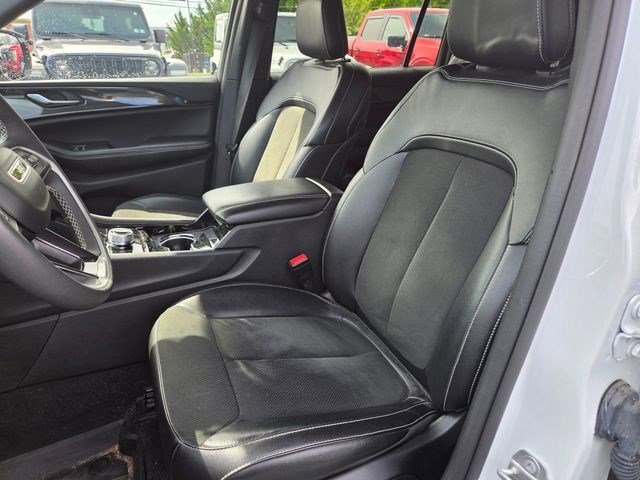 Used 2023 Jeep Grand Cherokee L Laredo AWD/4WD image 2