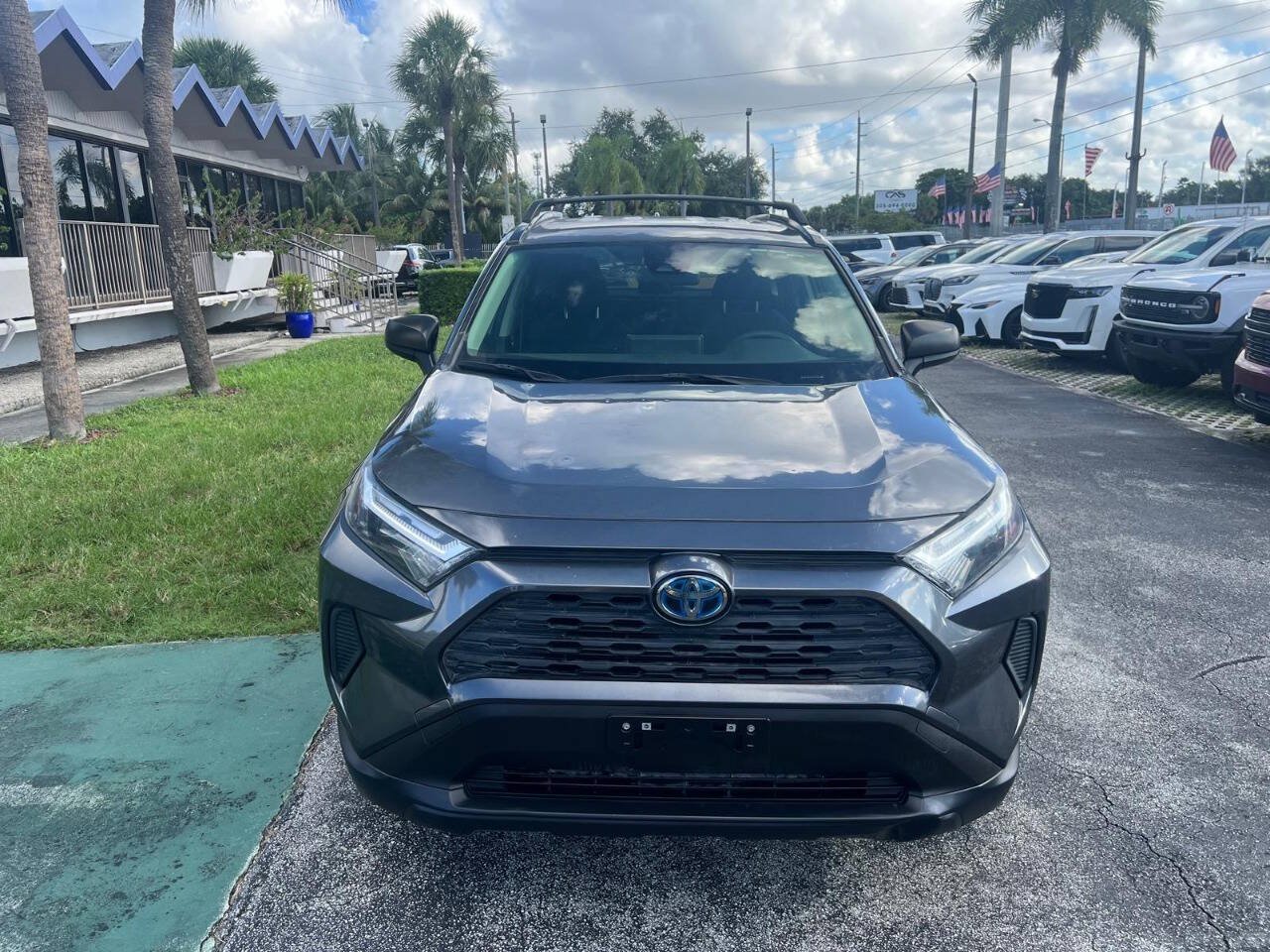 Used 2023 Toyota RAV4 LE AWD/4WD image 3