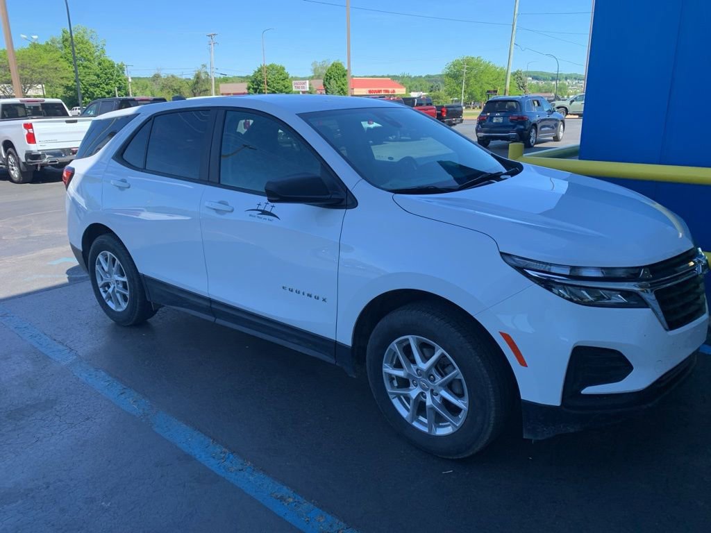 Used 2024 Chevrolet Equinox LS w/ LS Convenience Package AWD/4WD image 2