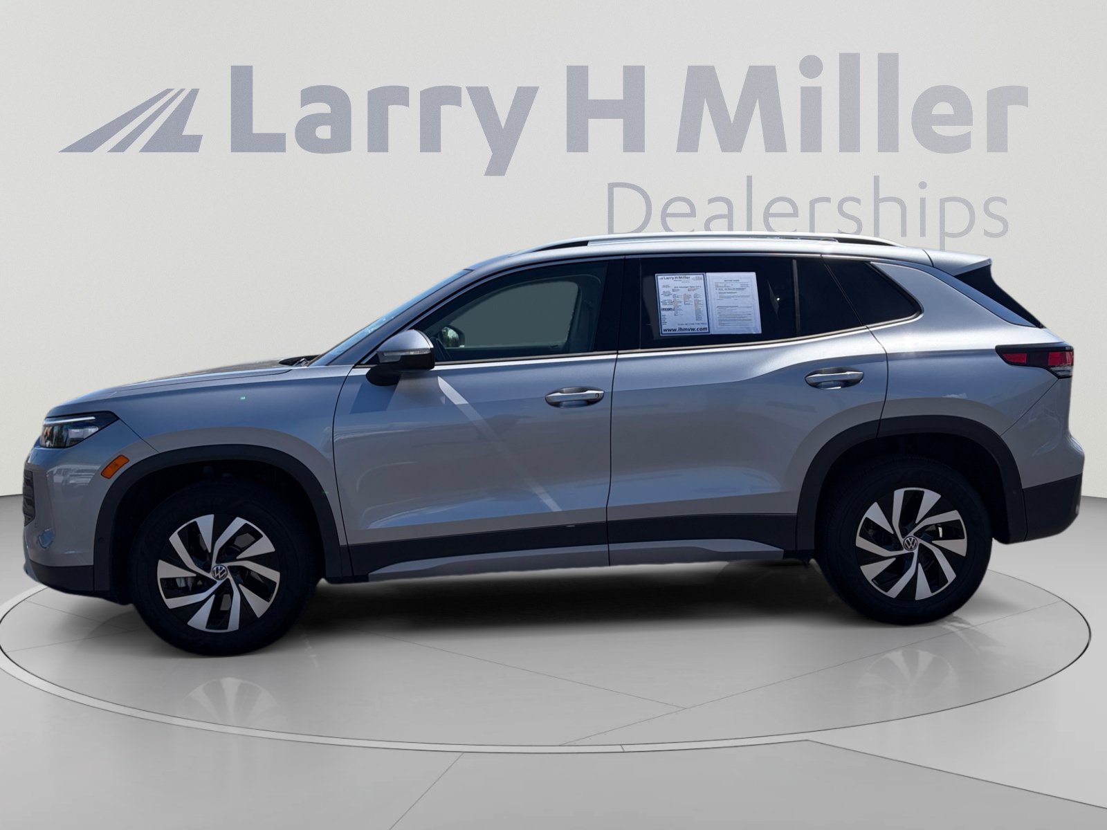 Used 2025 Volkswagen Tiguan S AWD/4WD image 2