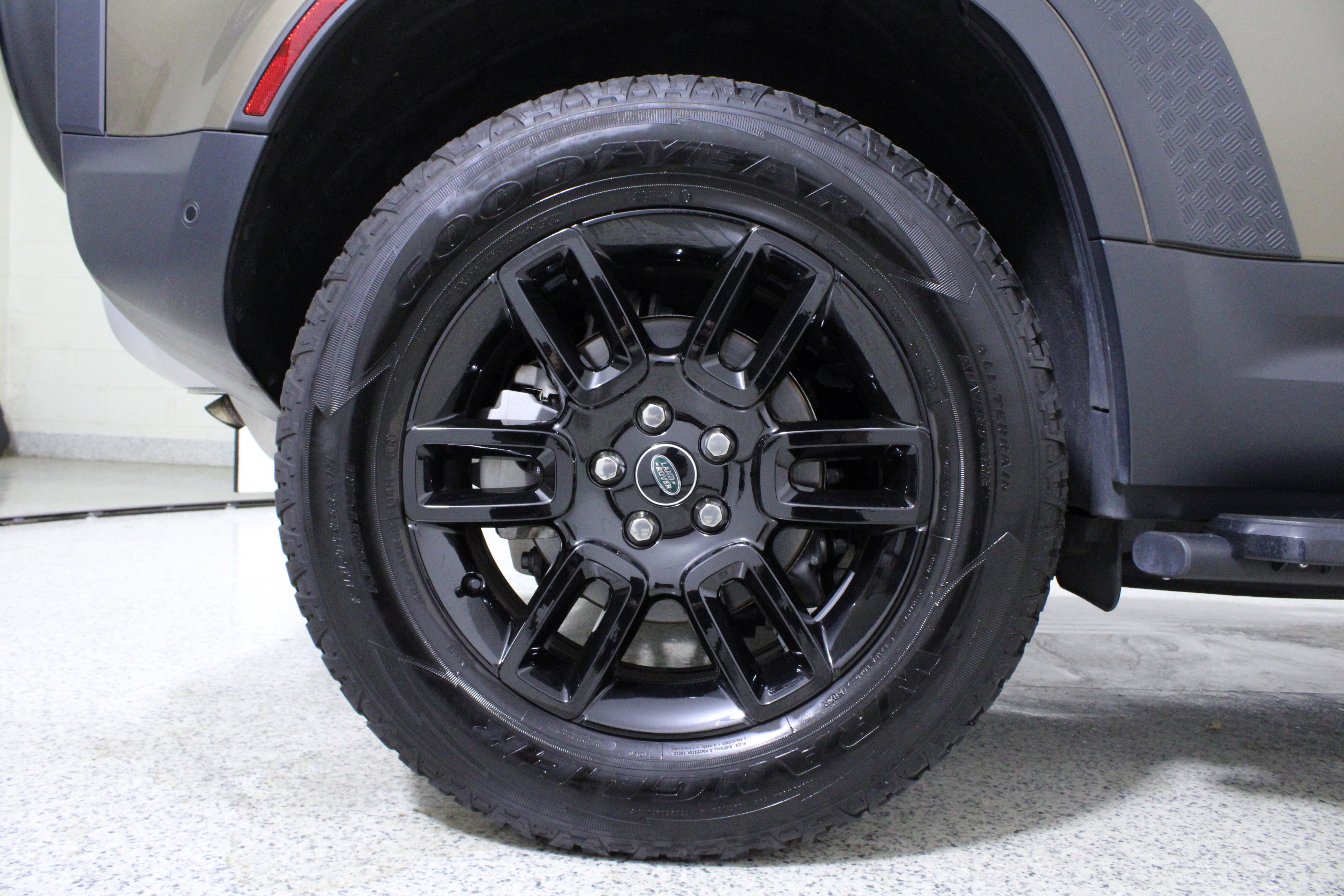 Used 2024 Land Rover Defender 110 S image 8