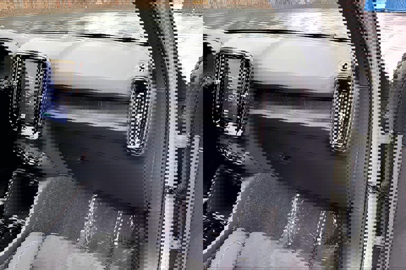 Used 2023 Volvo XC40 Recharge Ultimate image 19