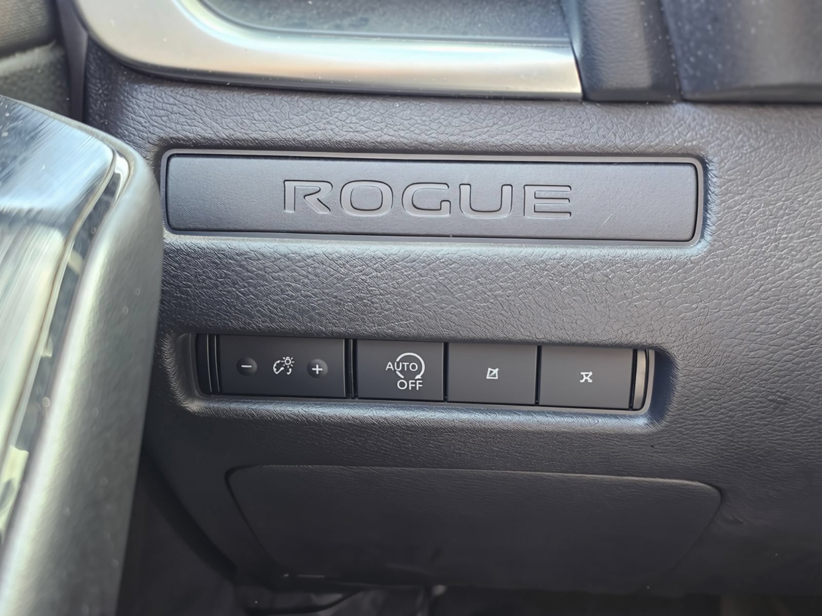 Used 2024 Nissan Rogue S FWD image 18