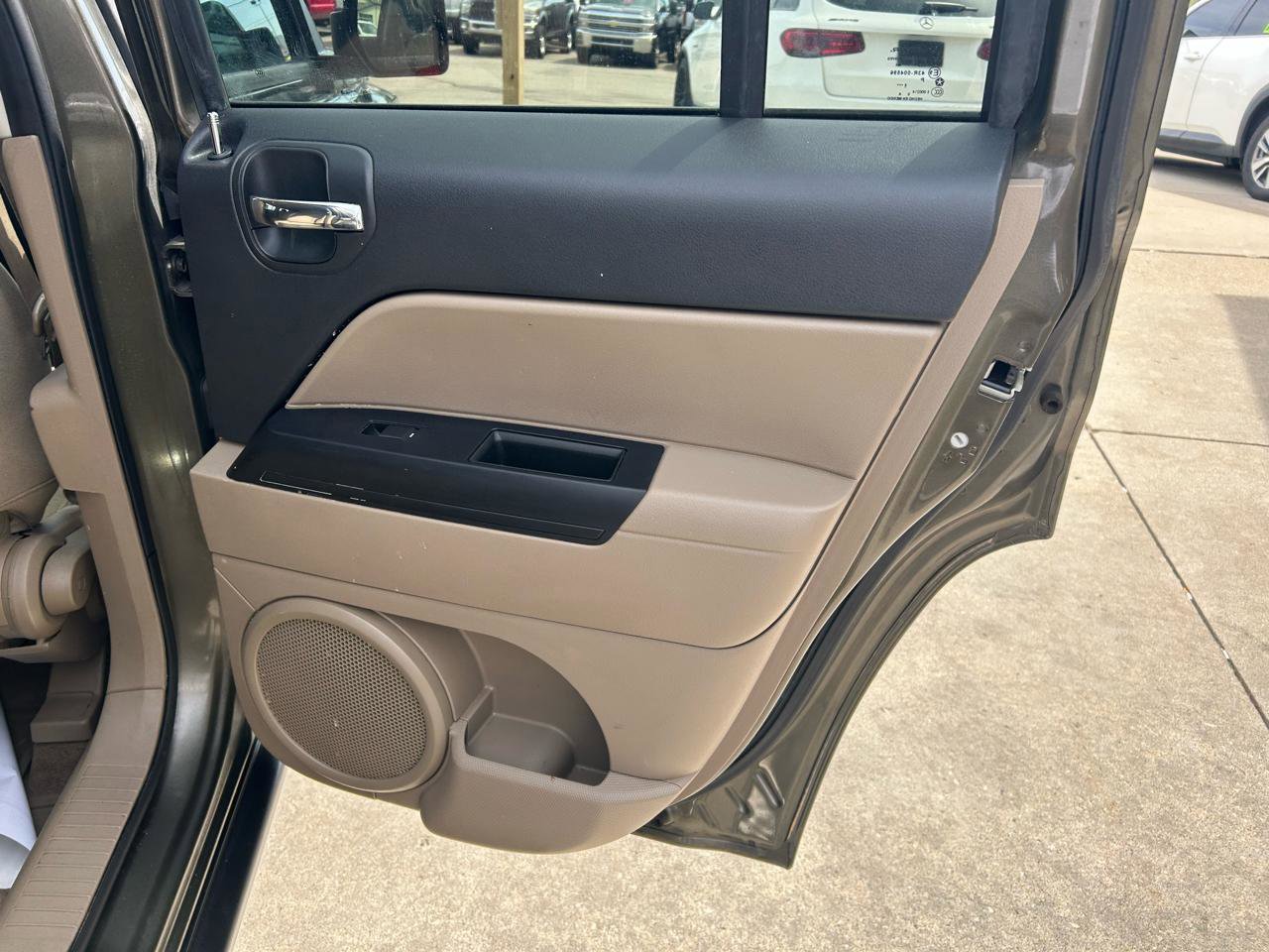 Used 2015 Jeep Patriot Latitude w/ Sun/Sound Group AWD/4WD image 15