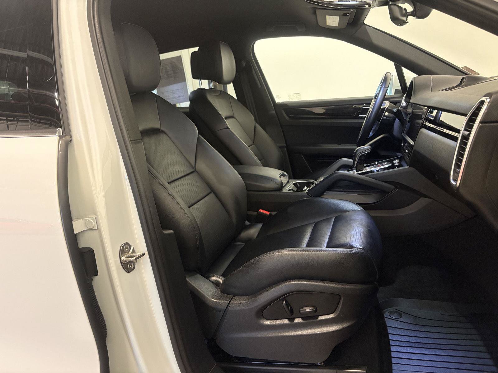 Used 2022 Porsche Cayenne AWD/4WD image 49