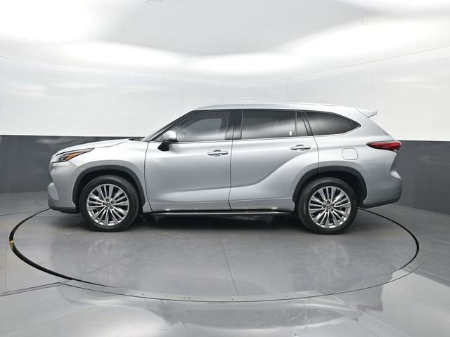 Used 2023 Toyota Highlander Platinum FWD image 2