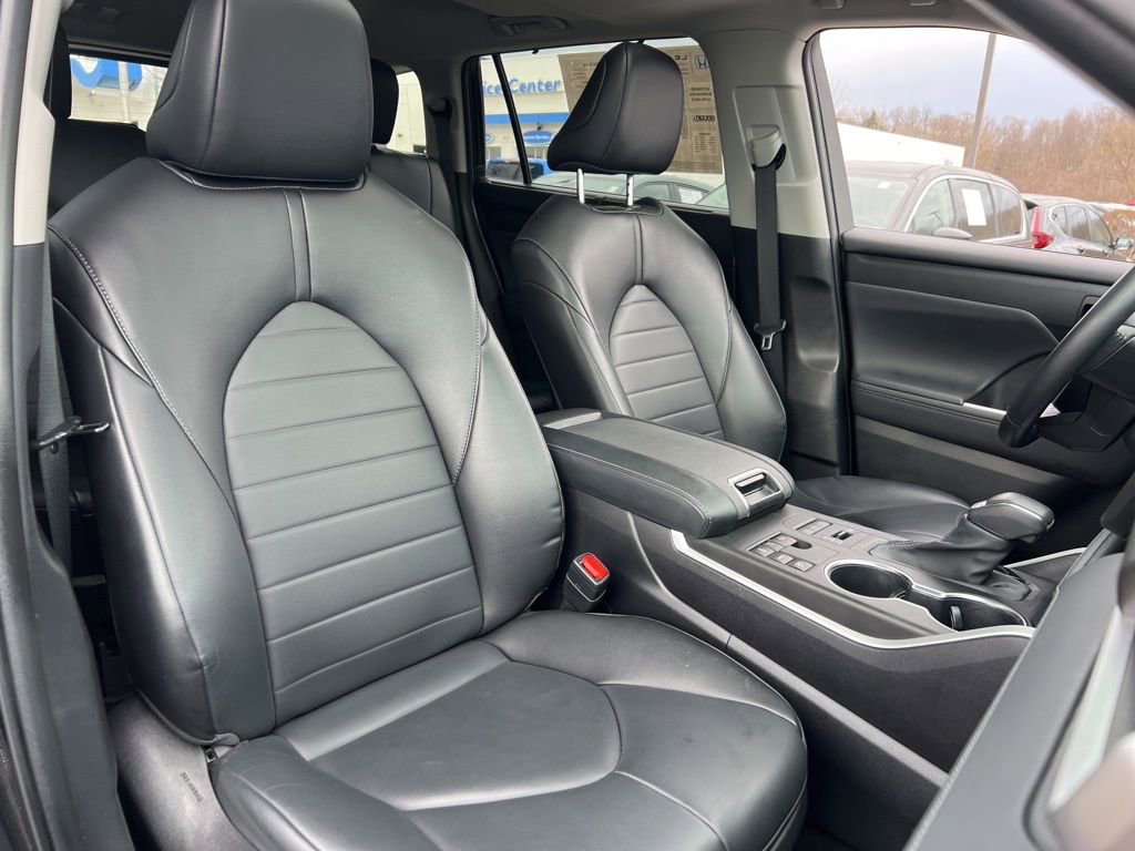 Used 2023 Toyota Highlander XLE image 28