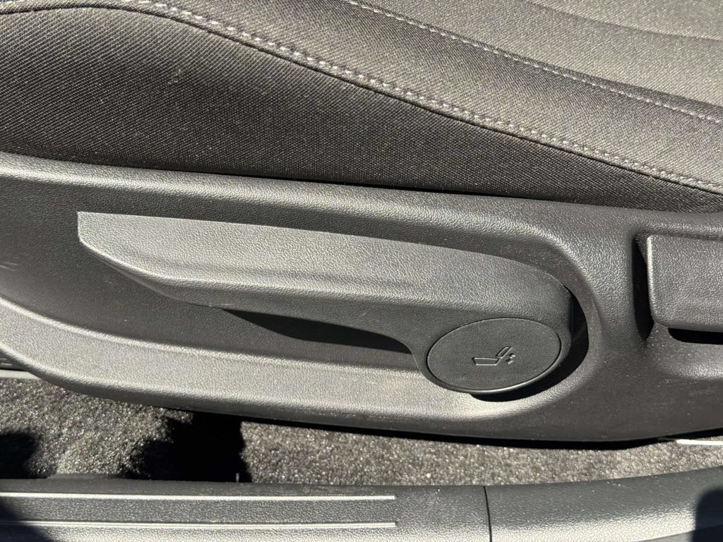 Used 2025 Hyundai Elantra SEL FWD image 15