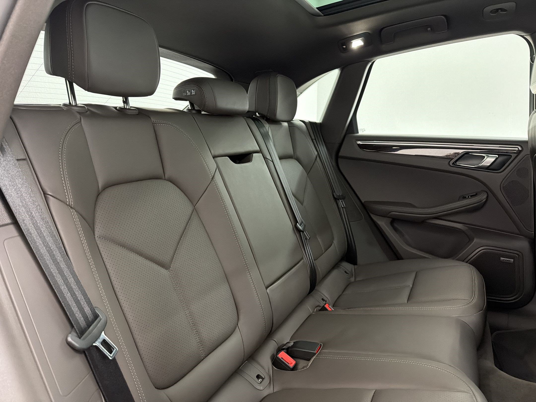 Used 2026 Porsche Macan AWD/4WD image 31