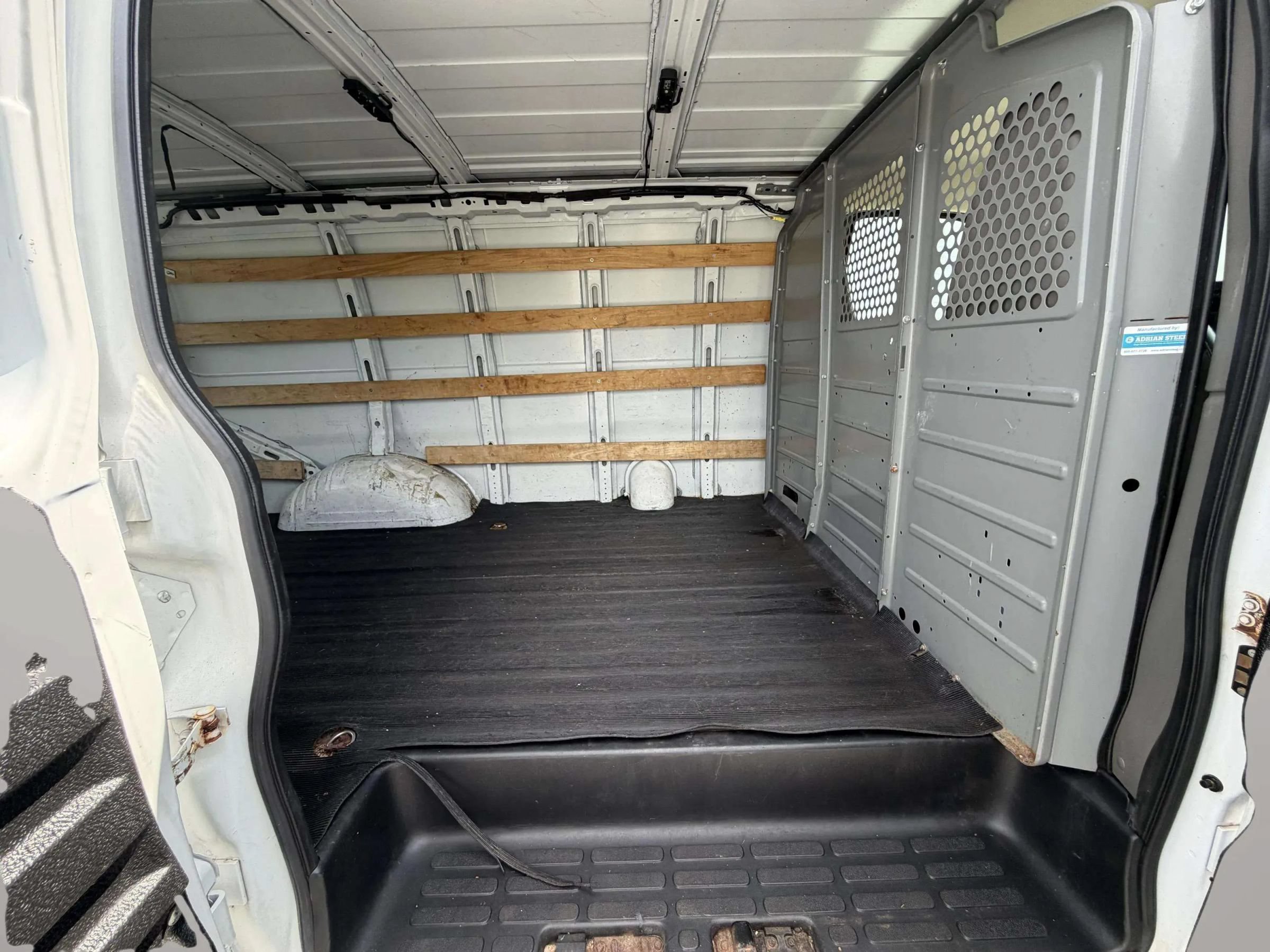 Used 2017 GMC Savana 2500 RWD image 9