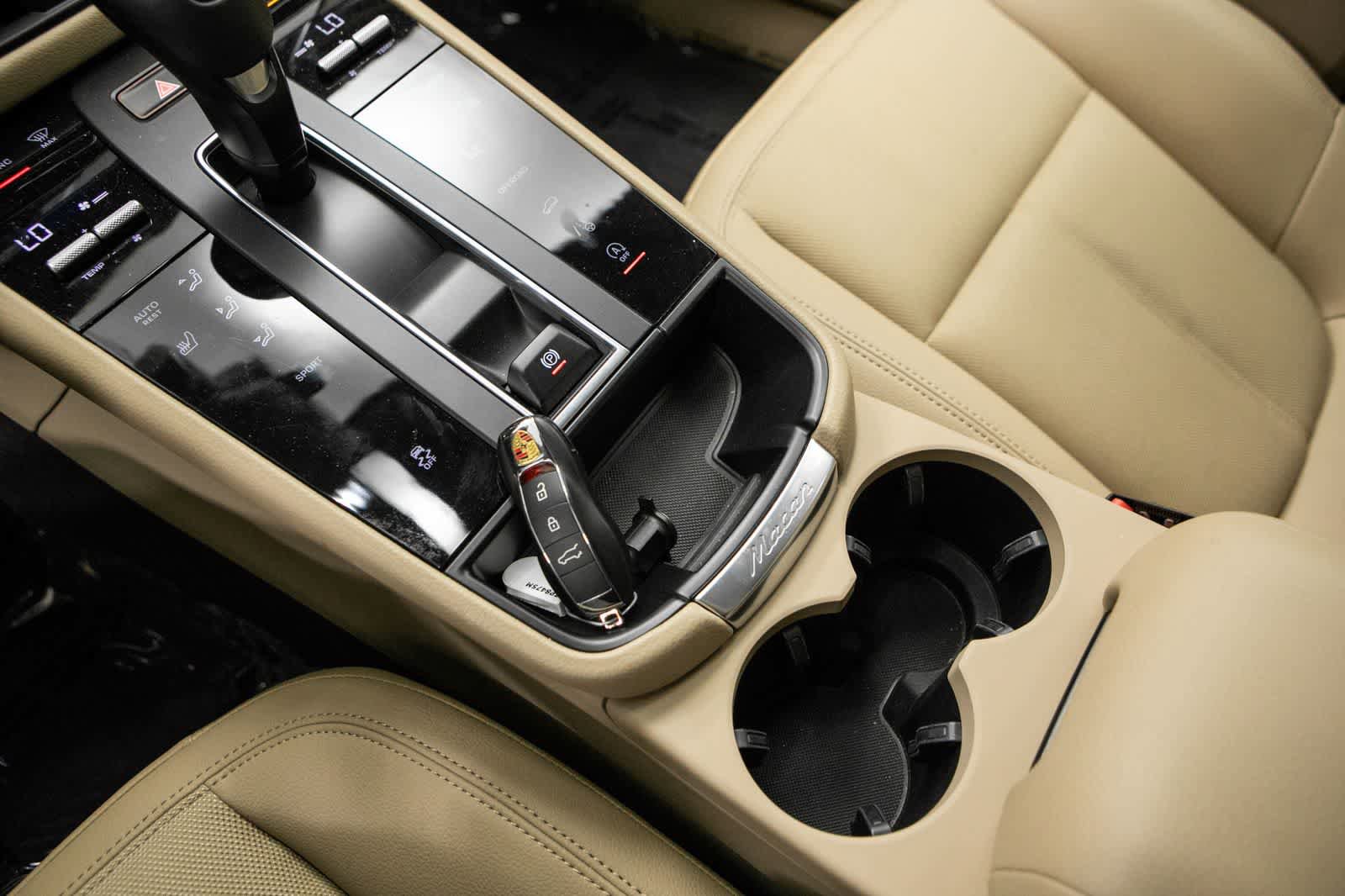 Certified 2023 Porsche Macan AWD/4WD image 29
