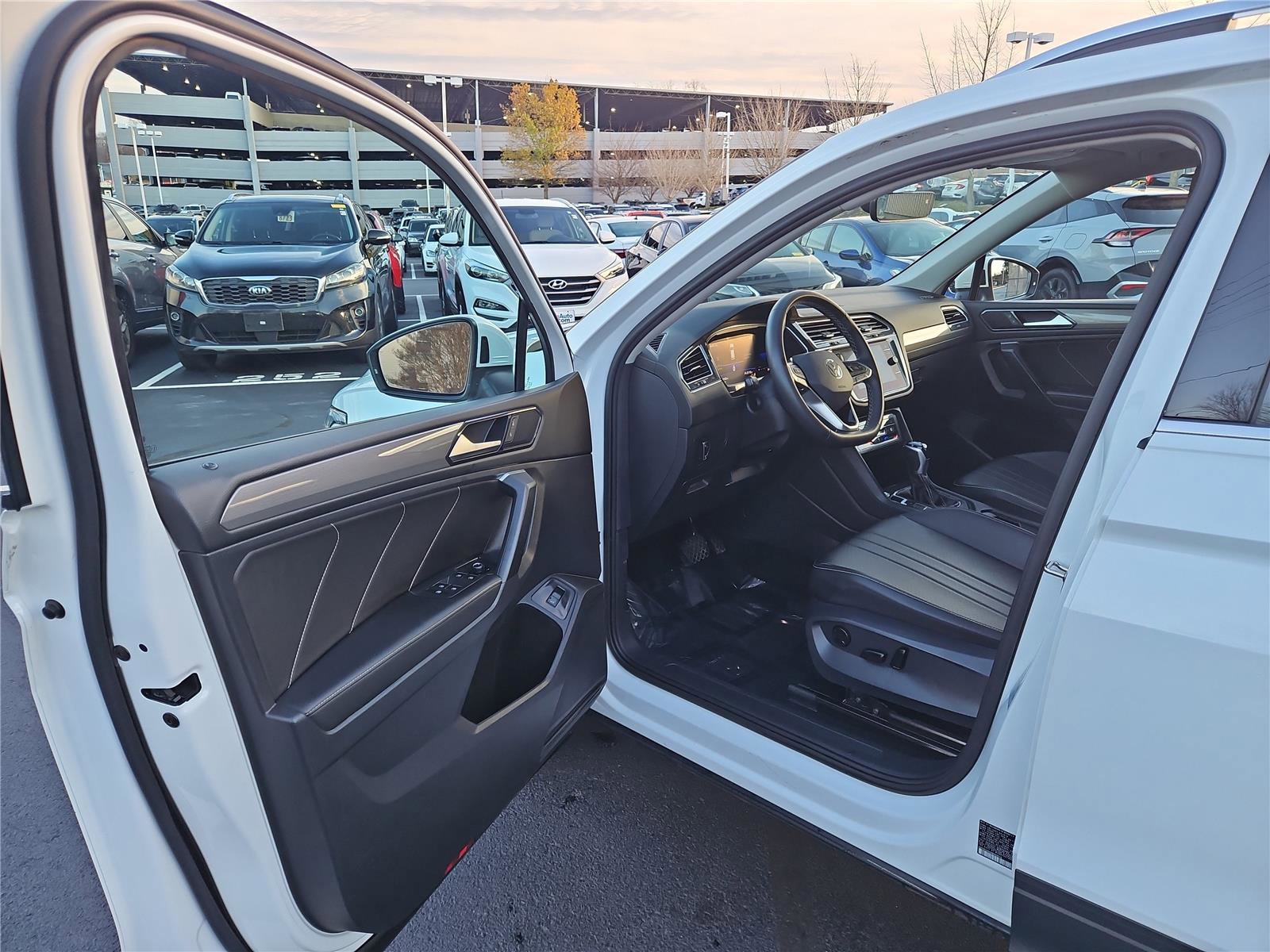 Used 2022 Volkswagen Tiguan SE w/ Panoramic Sunroof Package image 12