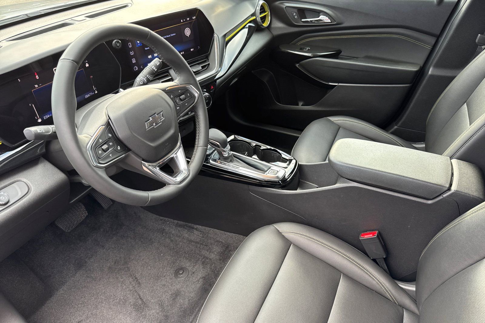 Used 2024 Chevrolet Trax ACTIV w/ Sunroof Package image 9