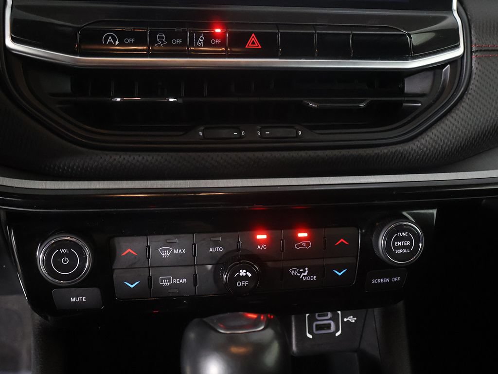 Used 2022 Jeep Compass Trailhawk w/ Trailhawk Convenience Group AWD/4WD image 40