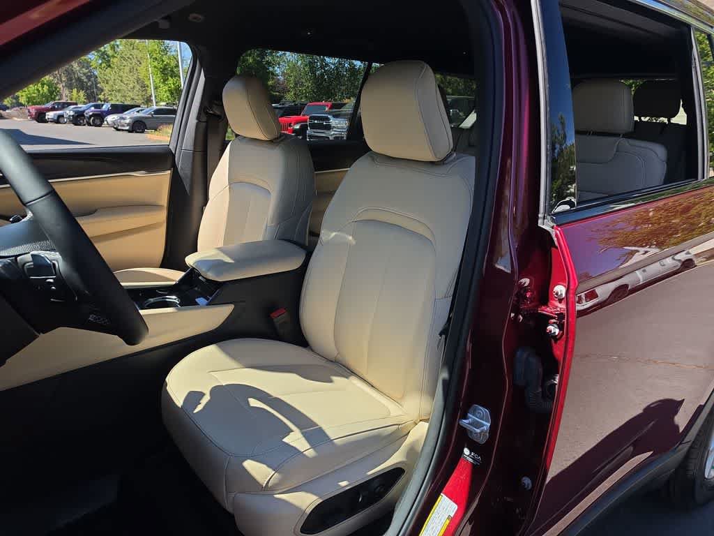 Used 2023 Jeep Grand Cherokee L Limited w/ Trailer Tow Group (B) AWD/4WD image 11