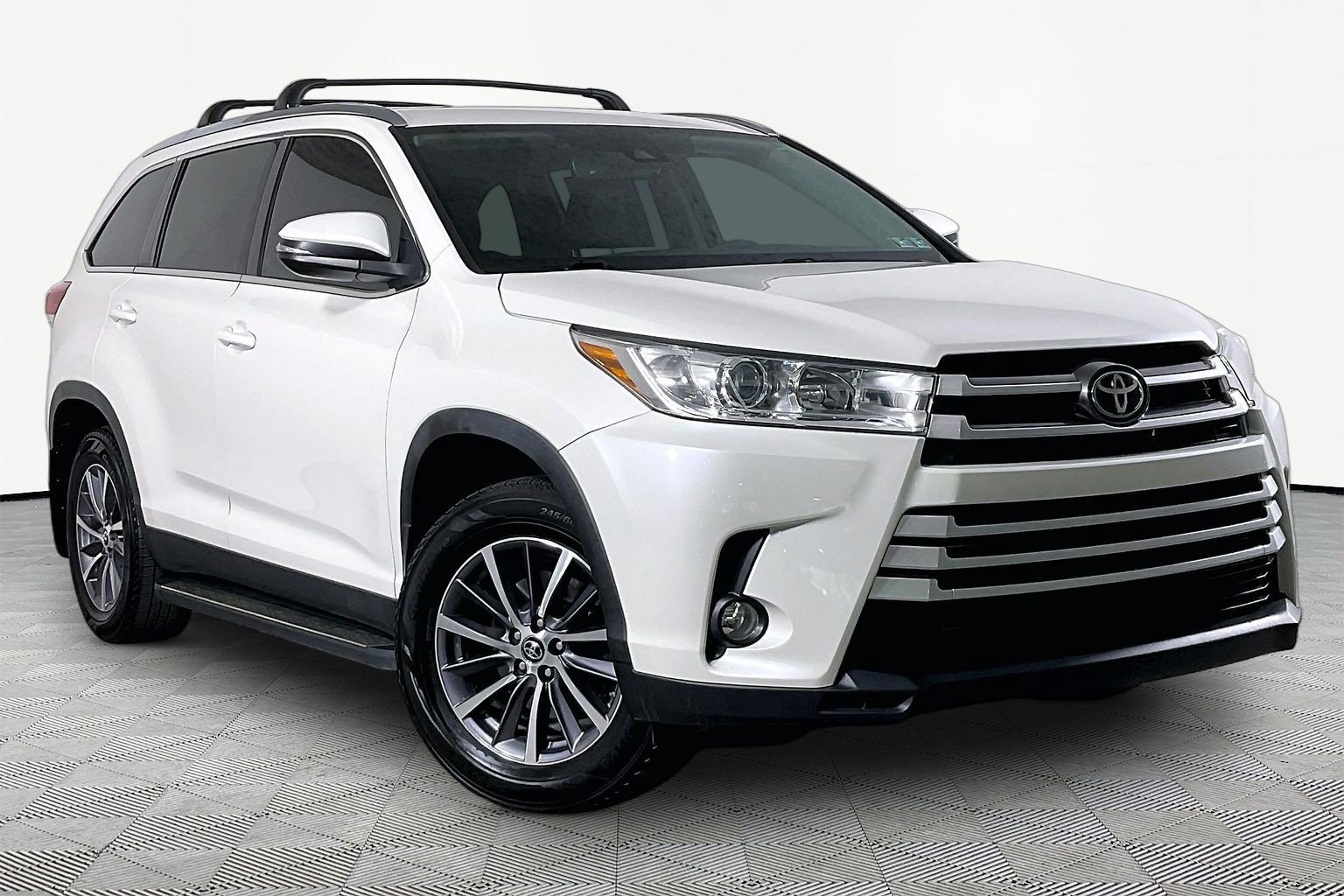 Used 2019 Toyota Highlander XLE AWD/4WD image 4