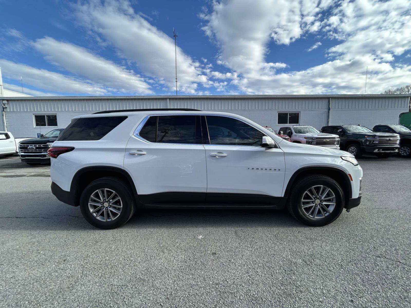 Used 2023 Chevrolet Traverse LT image 2