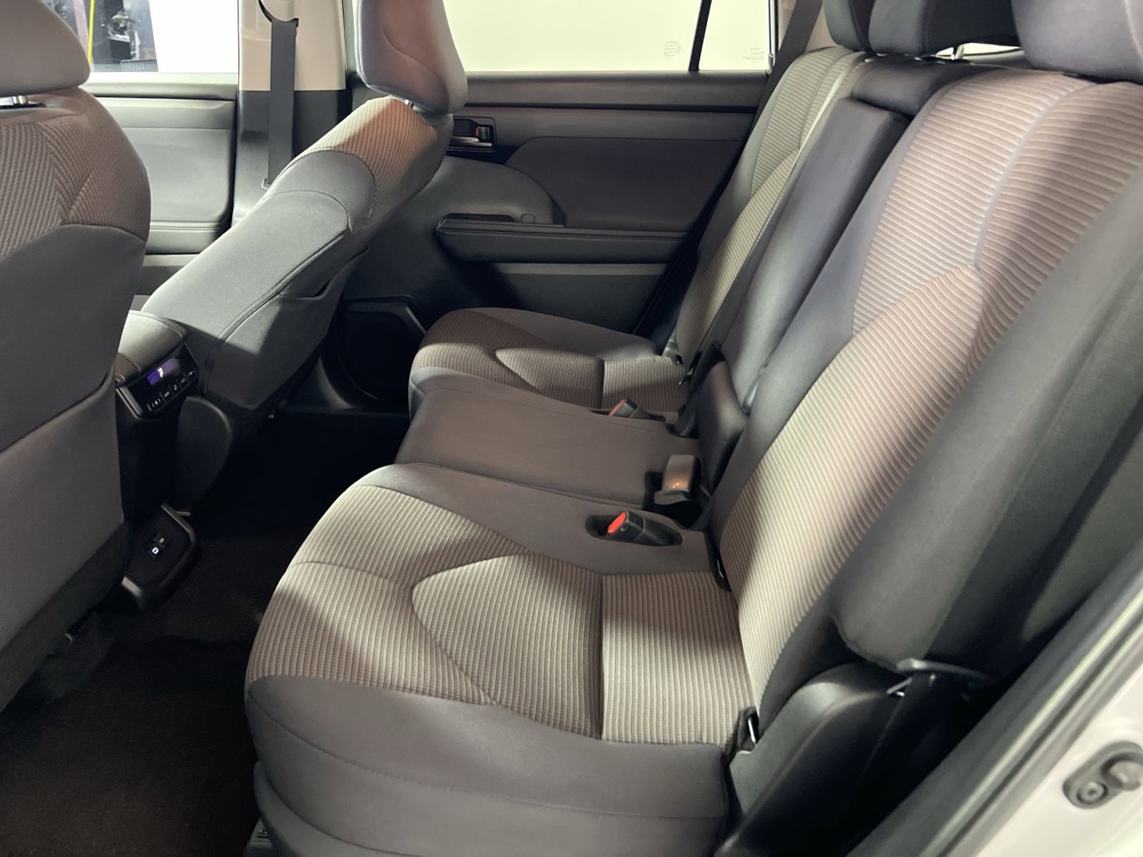 Used 2024 Toyota Highlander LE image 25