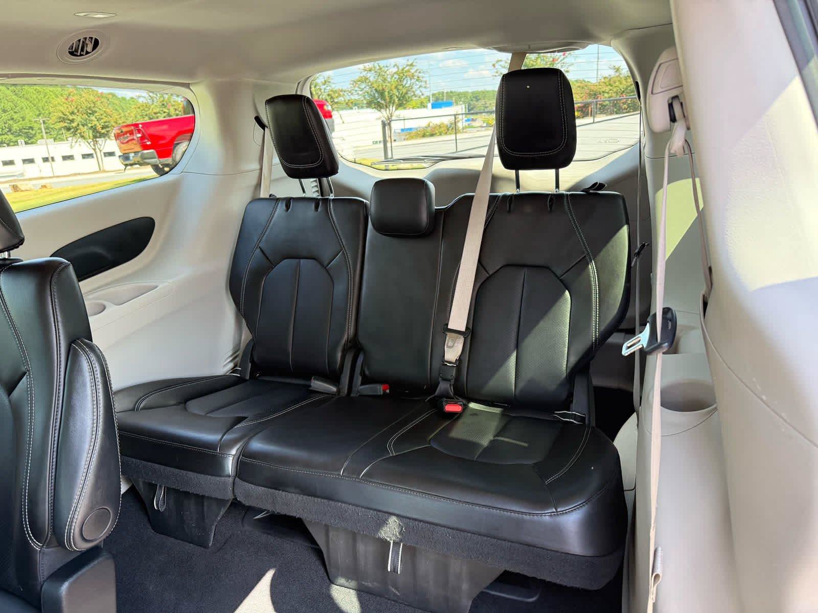 Used 2024 Chrysler Pacifica Touring-L FWD image 27