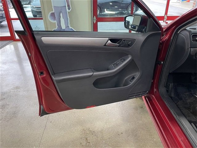 Used 2017 Volkswagen Jetta SE image 10