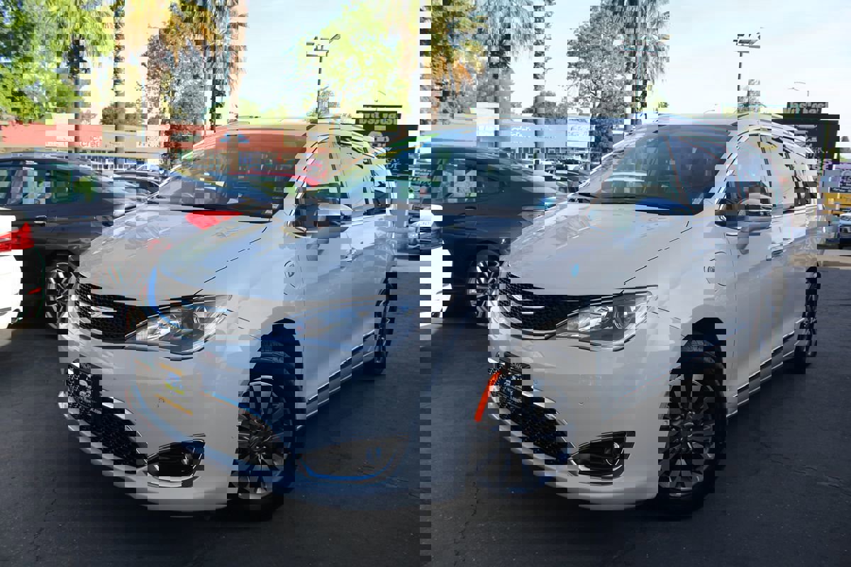 Used 2020 Chrysler Pacifica Limited w/ Advanced Safetytec Group image 2