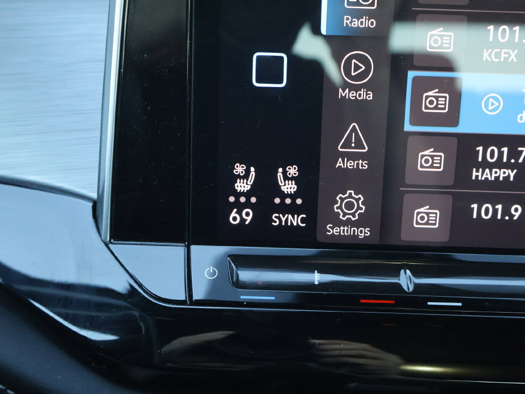 Certified 2024 Volkswagen Atlas Cross Sport SE w/ Panoramic Sunroof Package AWD/4WD image 23