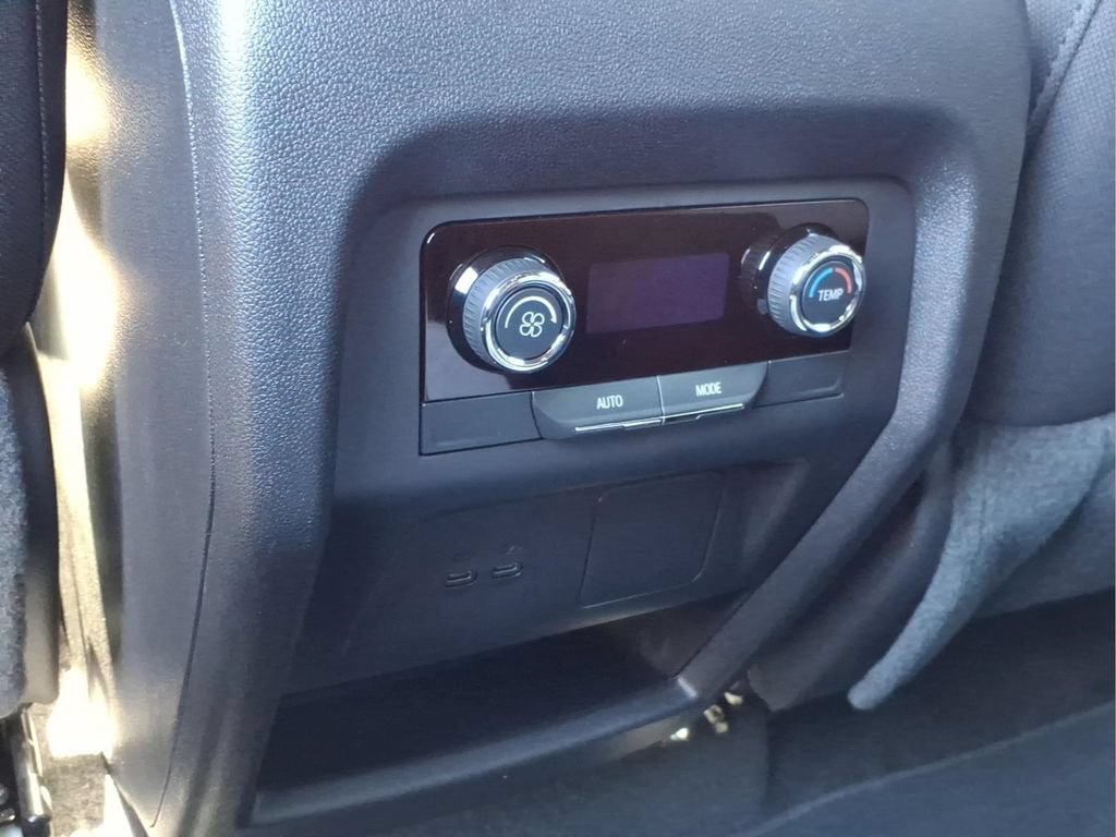 Used 2025 Chevrolet Traverse LT FWD image 18