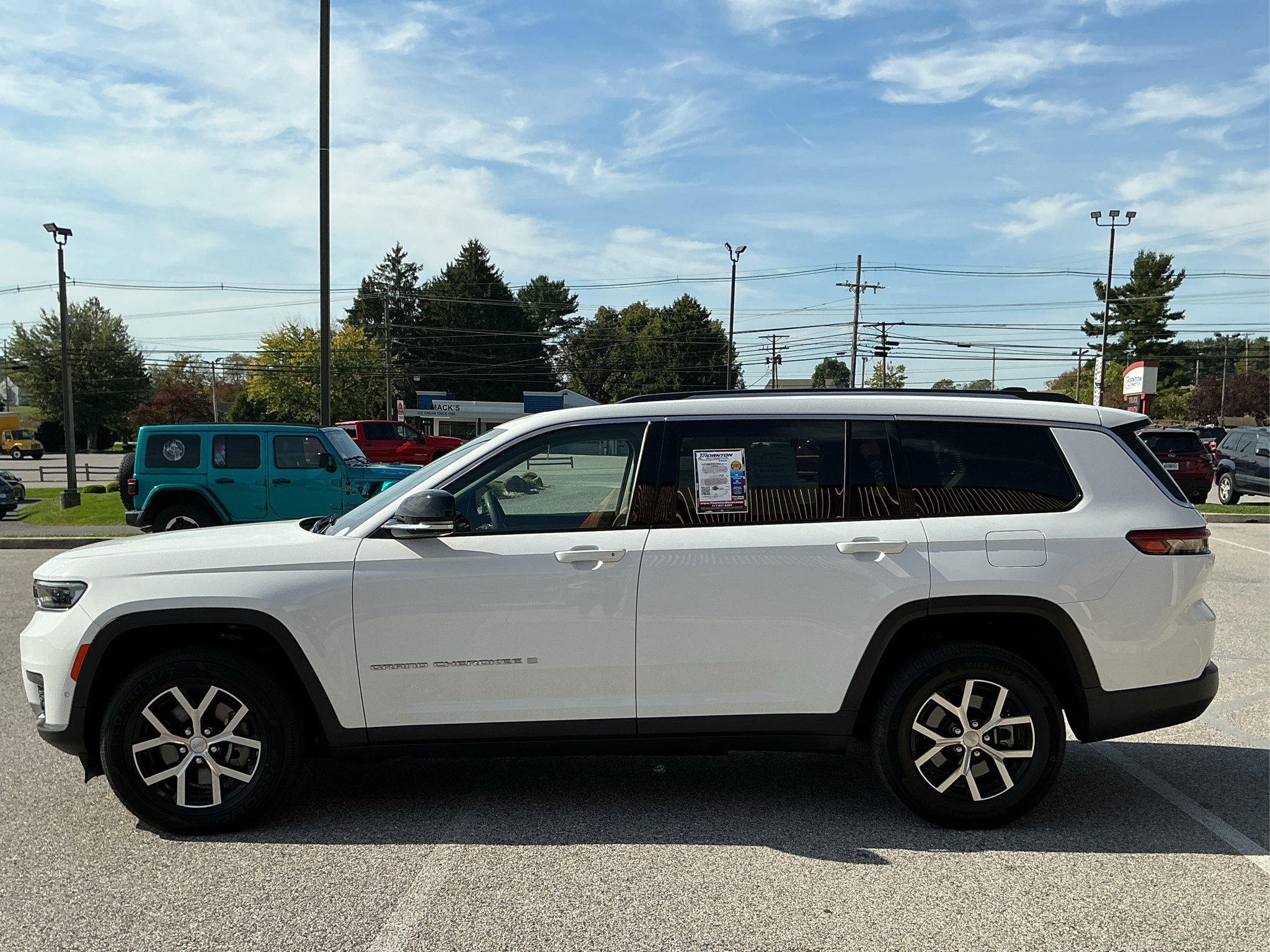 Used 2023 Jeep Grand Cherokee L Limited w/ Luxury Tech Group II AWD/4WD image 8