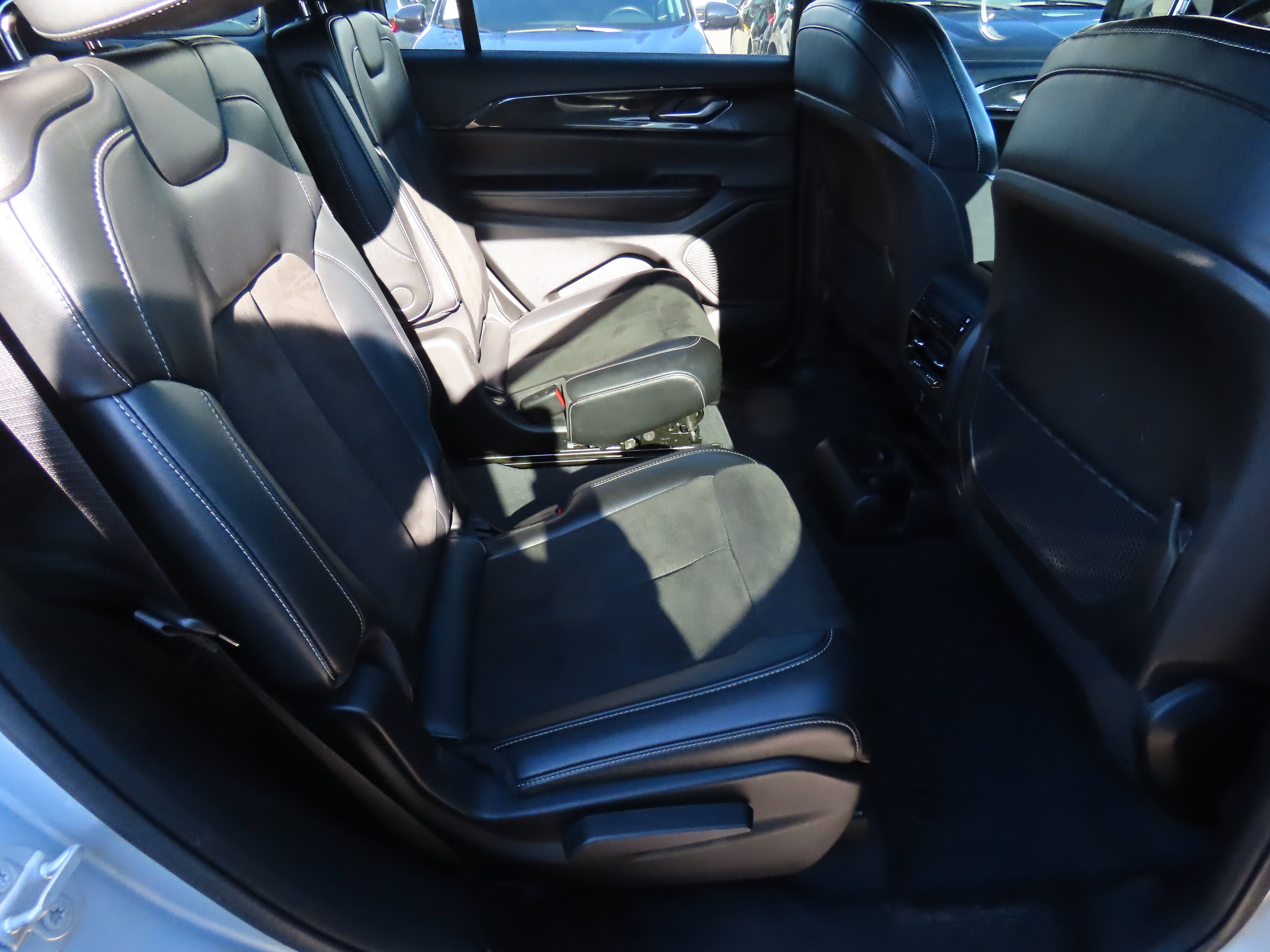 Used 2023 Jeep Grand Cherokee L Laredo image 16