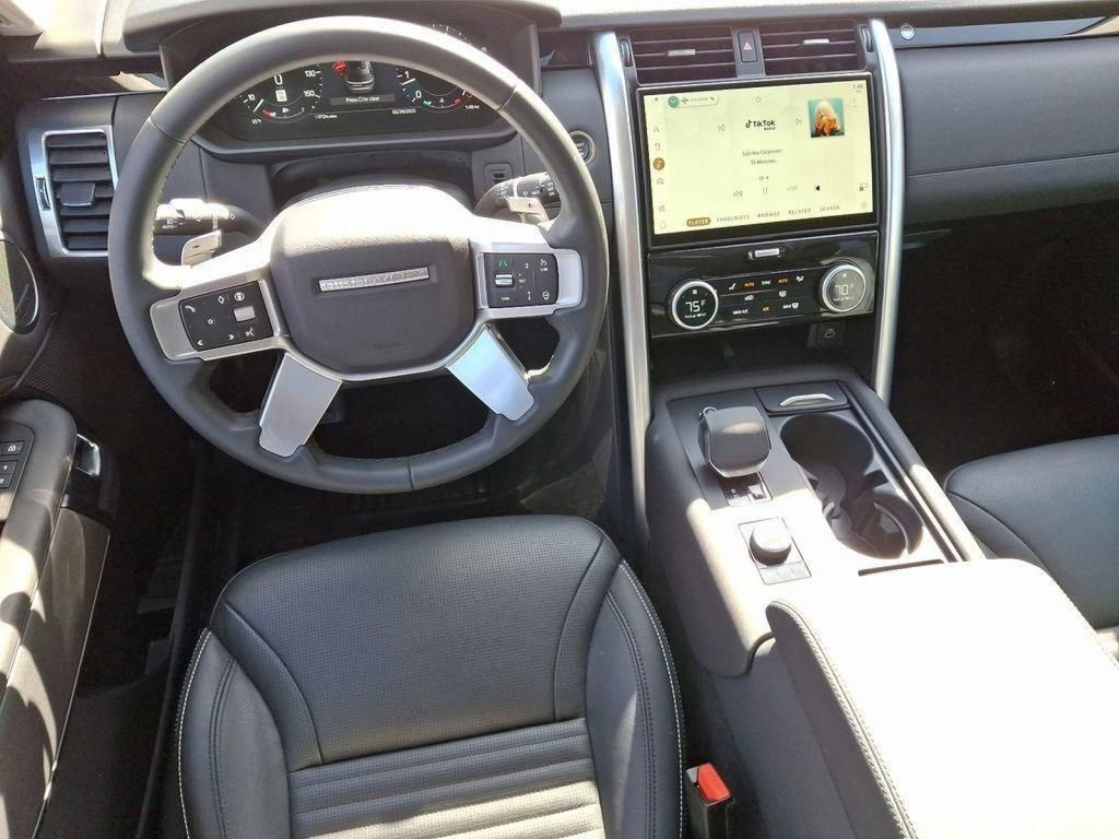 Used 2024 Land Rover Discovery S image 13