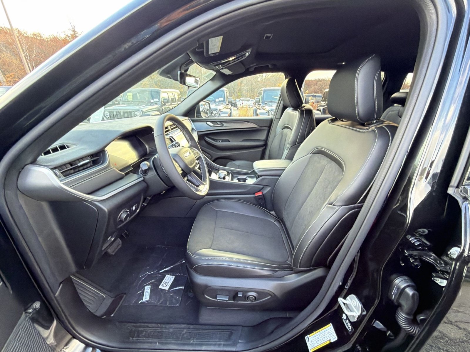 New 2025 Jeep Grand Cherokee Altitude AWD/4WD image 13