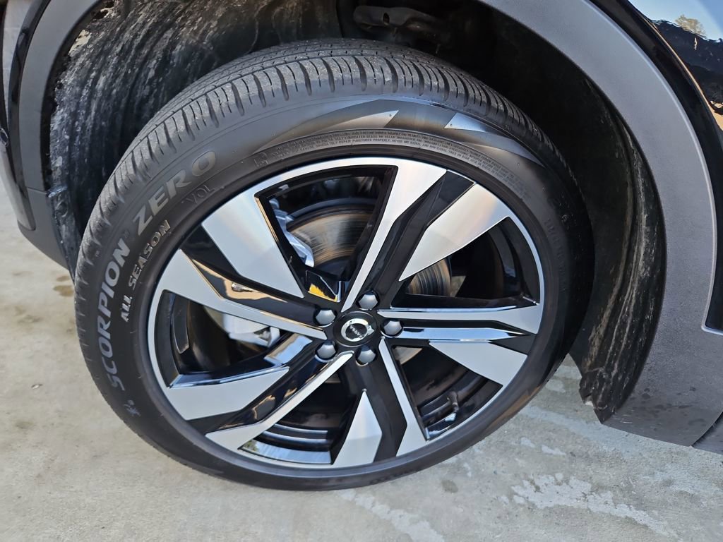 Used 2024 Volvo XC40 B5 Plus w/ Climate Package image 32