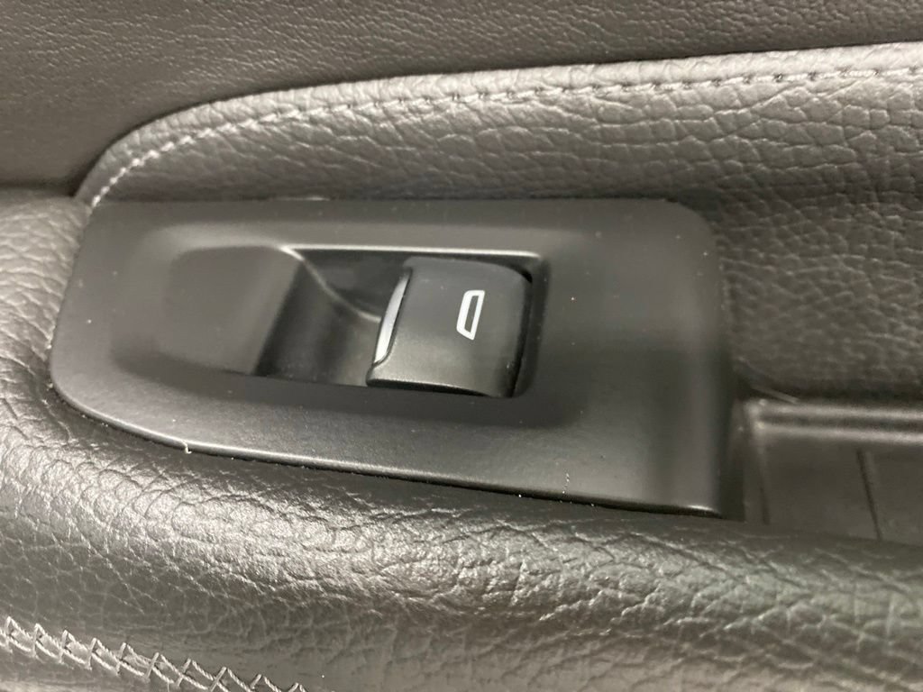 Used 2022 GMC Yukon XL Denali AWD/4WD image 30