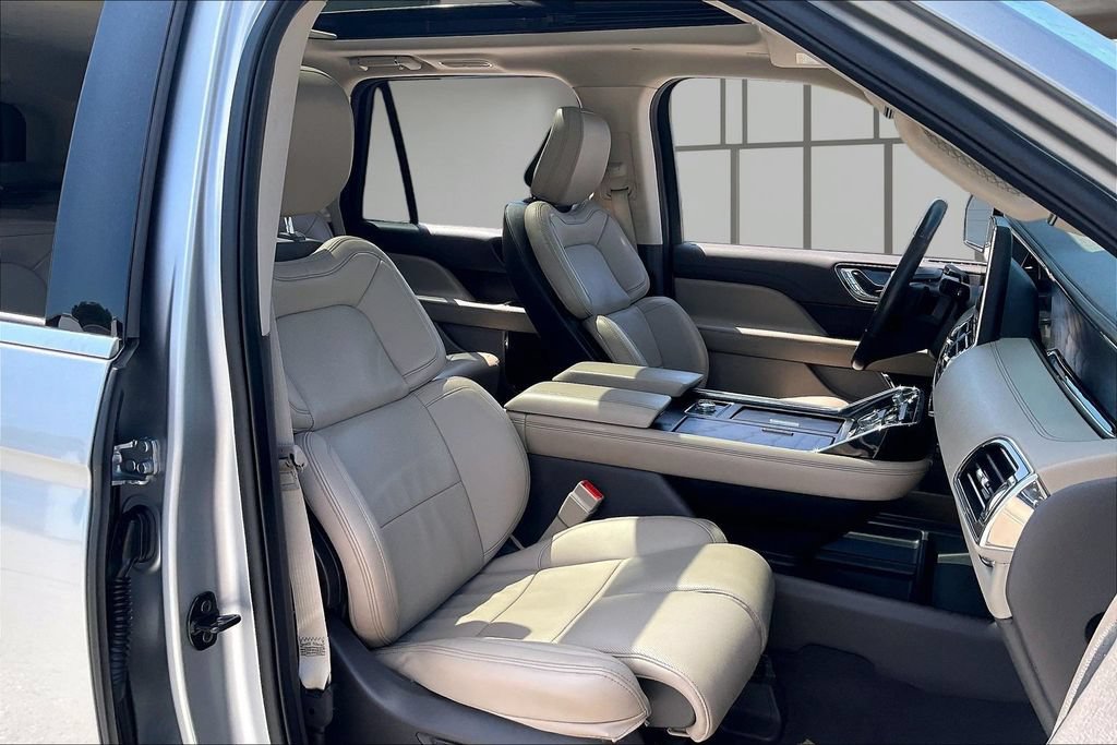 Used 2023 Lincoln Navigator 2WD image 27