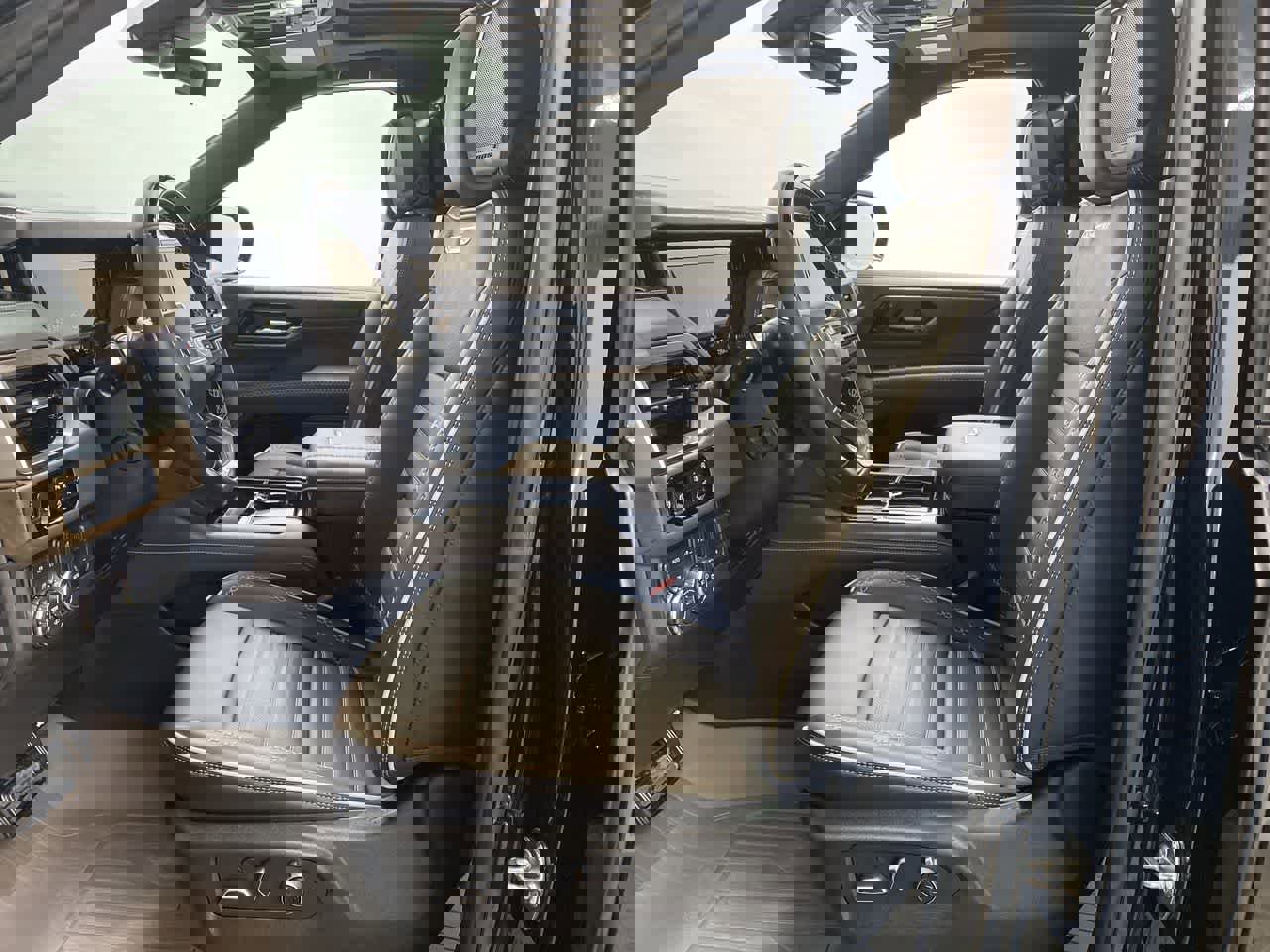 Used 2025 GMC Yukon Denali Ultimate w/ LPO, Floor Liner Package image 13