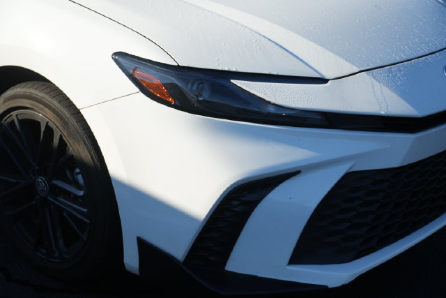 Used 2025 Toyota Camry SE FWD image 4