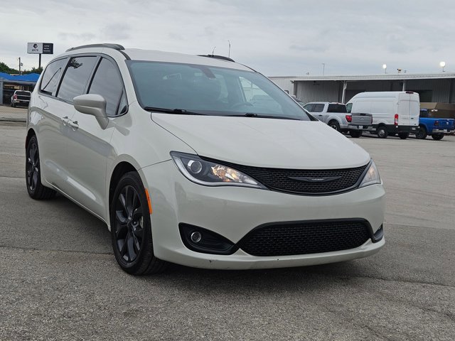 Used 2020 Chrysler Pacifica Touring-L w/ S Appearance Package FWD image 3