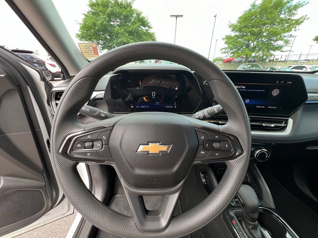 Used 2025 Chevrolet TrailBlazer LT AWD/4WD image 37