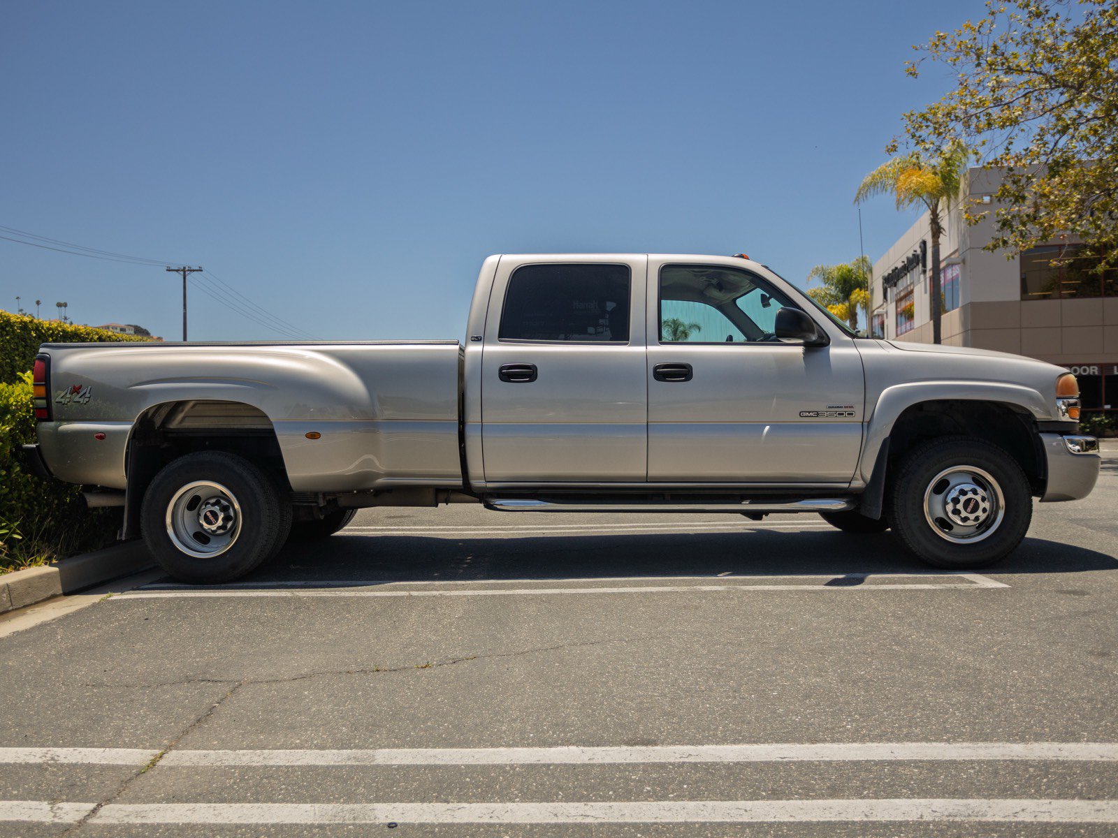 Used 2004 GMC Sierra 3500 SLT w/ Heavy-Duty Power Package AWD/4WD image 4
