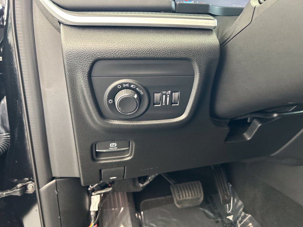 Used 2025 Jeep Grand Cherokee Laredo AWD/4WD image 39